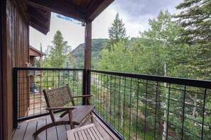 Property grounds - Spacious 3-bedroom townhome in Durango with mountain views, perfect for families. (Durango)