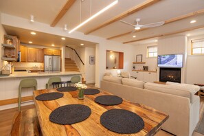 Interior - Spacious 3-bedroom townhome in Durango with mountain views, perfect for families. (Durango)