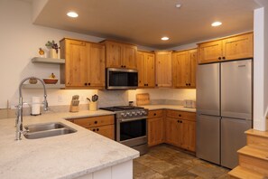 Coffee/tea maker, fridge, microwave, oven - Spacious 3-bedroom townhome in Durango with mountain views, perfect for families. (Durango)