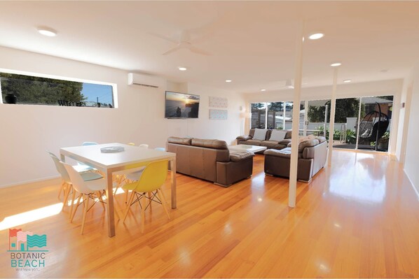 60–tuumainen äly-TV, jossa digitaalikanavat