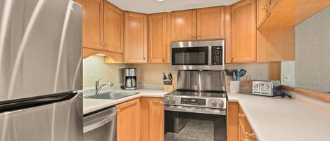 雪櫃、微波爐、焗爐、爐具