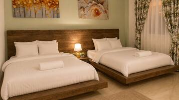 Uma cama de casal com cabeceira de madeira, uma mesa de cabeceira com abajur e duas pinturas na parede.