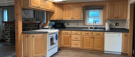 Microondas, horno, parrilla de estufa y lavavajillas