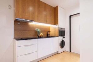 Refrigerador, horno, parrilla de estufa y cafetera y tetera 