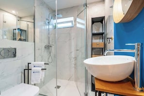 Shower, hair dryer, towels, shampoo - Stylish Flat with Workspace & Garage by HostWise (Porto)