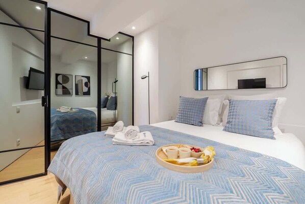 1 habitación, tabla de planchar con plancha y cuna de viaje 