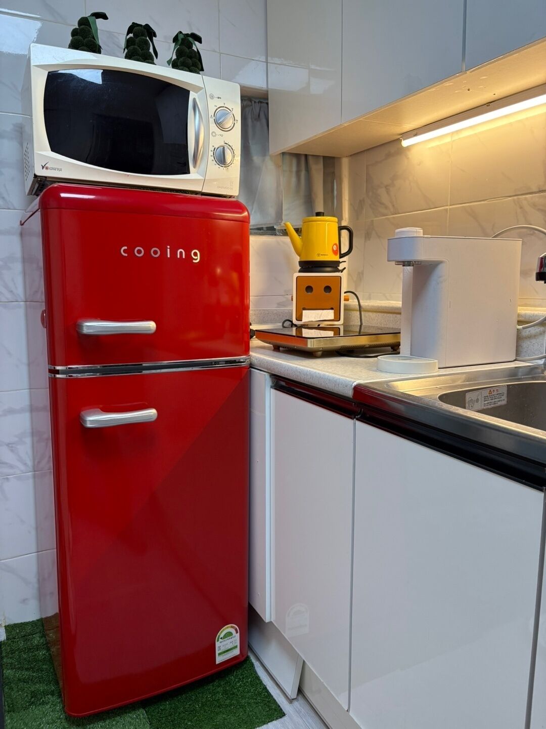 Fridge, microwave, stovetop, cookware/dishes/utensils