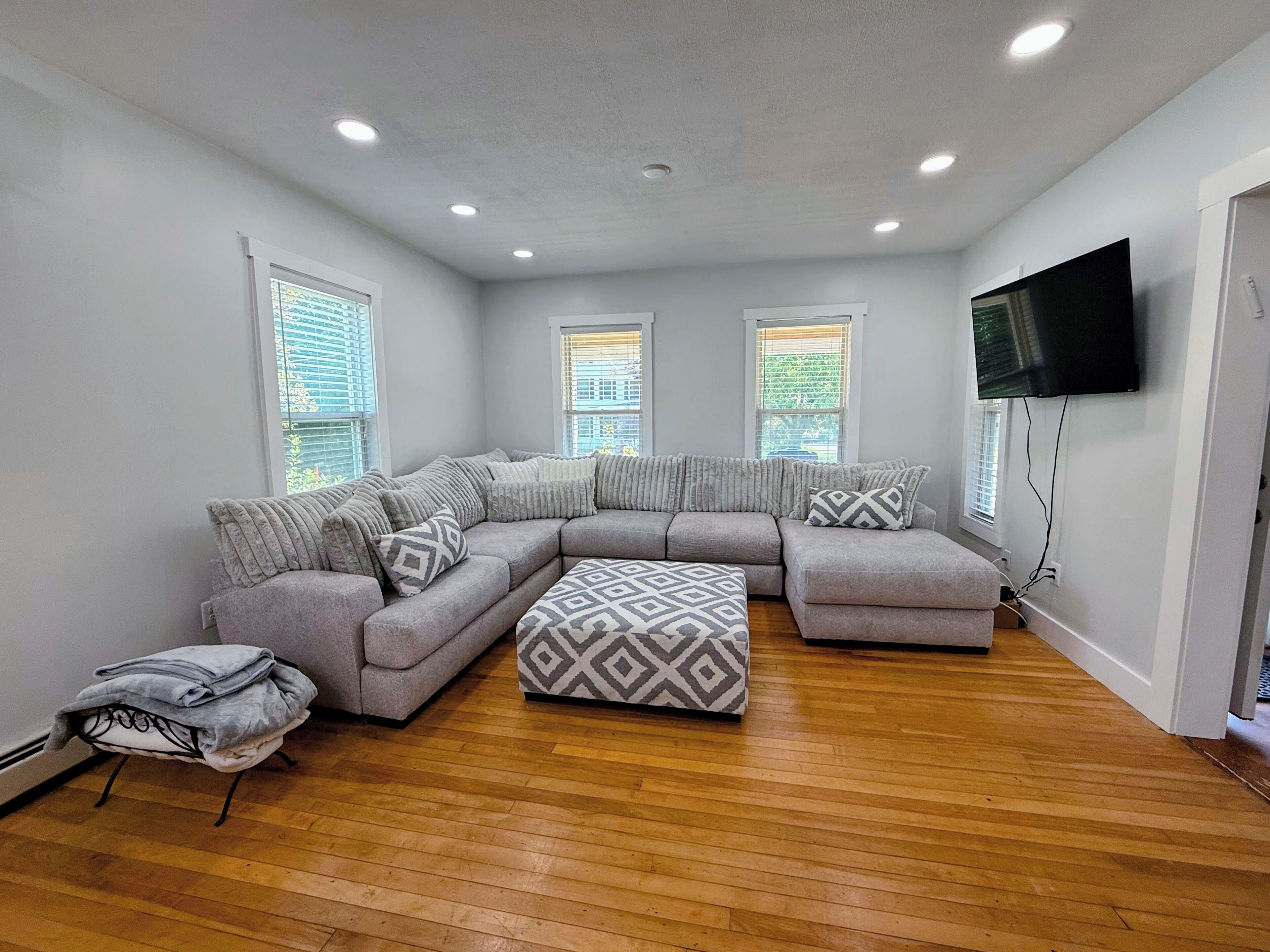 91m: Renovated Bethlehem Home With Hot Tub, Pool, Firepit, Fenced Yard! Walk To Restaurants - Littleton, NH