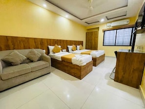 Triple Room, Courtyard View | Iron/ironing board, free WiFi