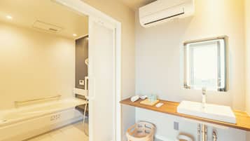 Lều Deluxe, quang cảnh vịnh | Phòng tắm | Đồ dùng nhà tắm miễn phí, máy sấy tóc, khăn tắm, dầu gội