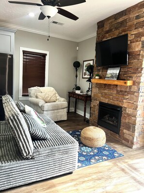 TV, fireplace