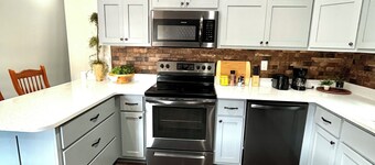 Charming apartment in Savannah! Conveniently located near downtown!