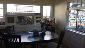 Un comedor con una mesa redonda, sillas y una ventana que ofrece vistas al exterior.