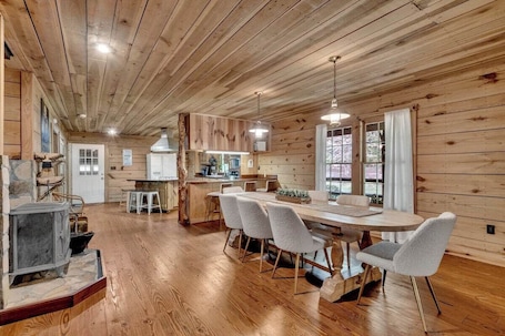 Dining. Church Farm cabin is a cozy cabin for an unforgettable stay in central Alabama