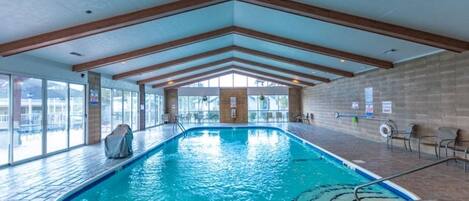 Piscina coberta i piscina a l'aire lliure