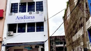 Un bâtiment sur lequel on peut lire l’enseigne « Andiana Hotel & Lodge », doté de plusieurs unités de climatisation et dont l’entrée est fermée par un volet.