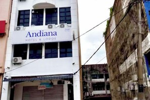 Un edificio con un letrero que dice 'Andiana Hotel & Lodge'.
