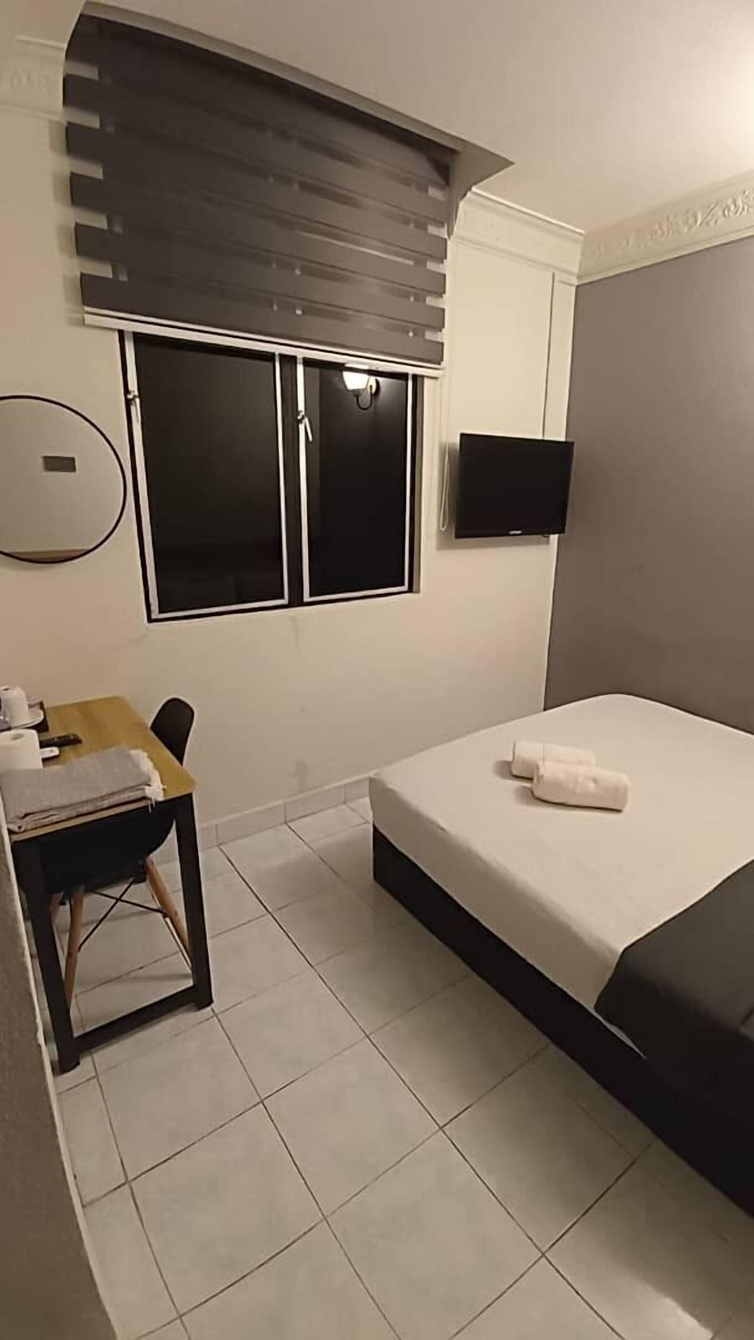 Bàn ủi/dụng cụ ủi quần áo 