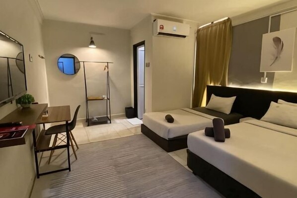 A hotel room with a bed, a desk, a chair, a lamp, and a window. - Andiana Hotel & Lodge (Kota Bharu)