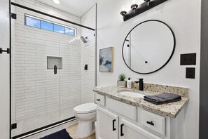 Dusch, hårtork, handdukar och tvål