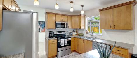 Mikrovågsugn, ugn, spishäll och diskmaskin