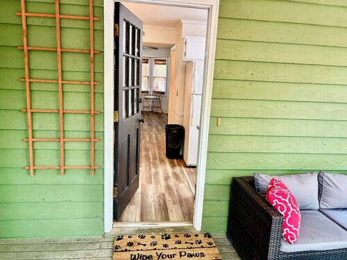 Charming 2-bedroom house in tranquil Macon with AC.  Pets welcome.