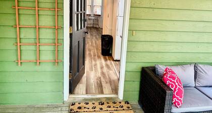 Charming 2-bedroom house in tranquil Macon with AC. Pets welcome.