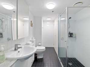 Hårtørrer, håndklæder, Shampoo, Toiletpapir