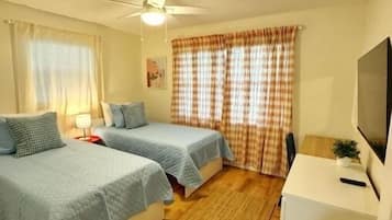 2 slaapkamers, een bureau, een strijkplank/strijkijzer, gratis wifi