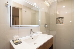 Shower, soap, shampoo, toilet paper - Tstays Smart Hotel (Port of Spain)