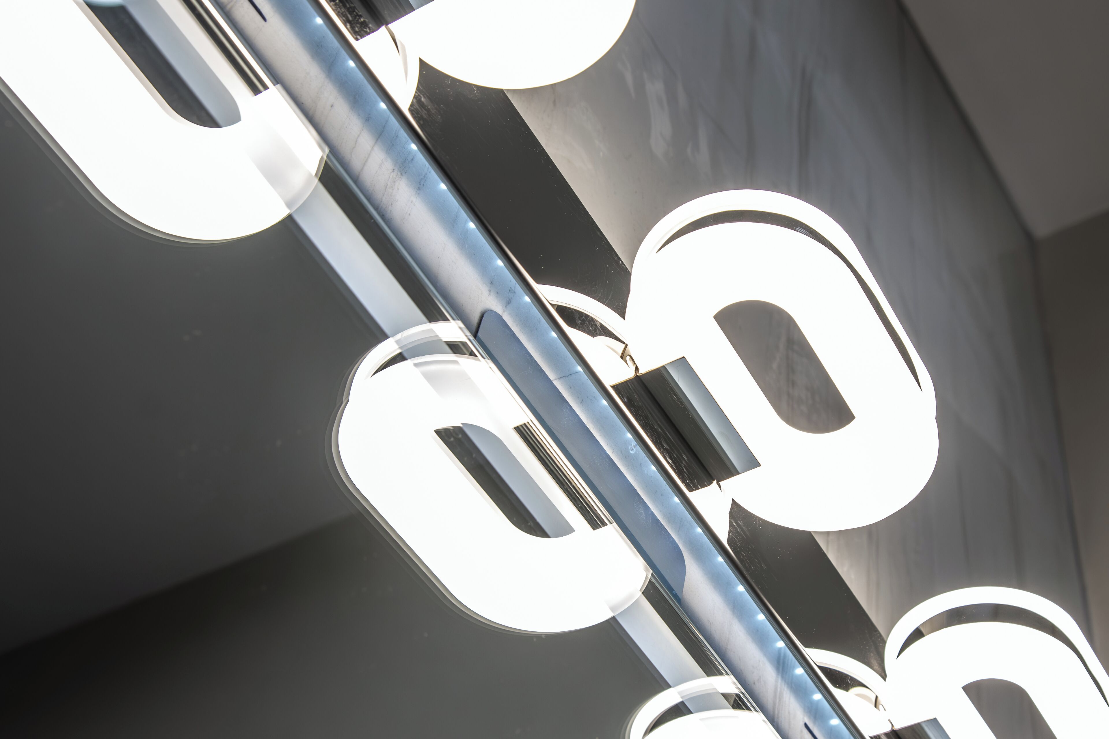 Primer plano de una estructura metálica con elementos circulares y superficie reflectante.