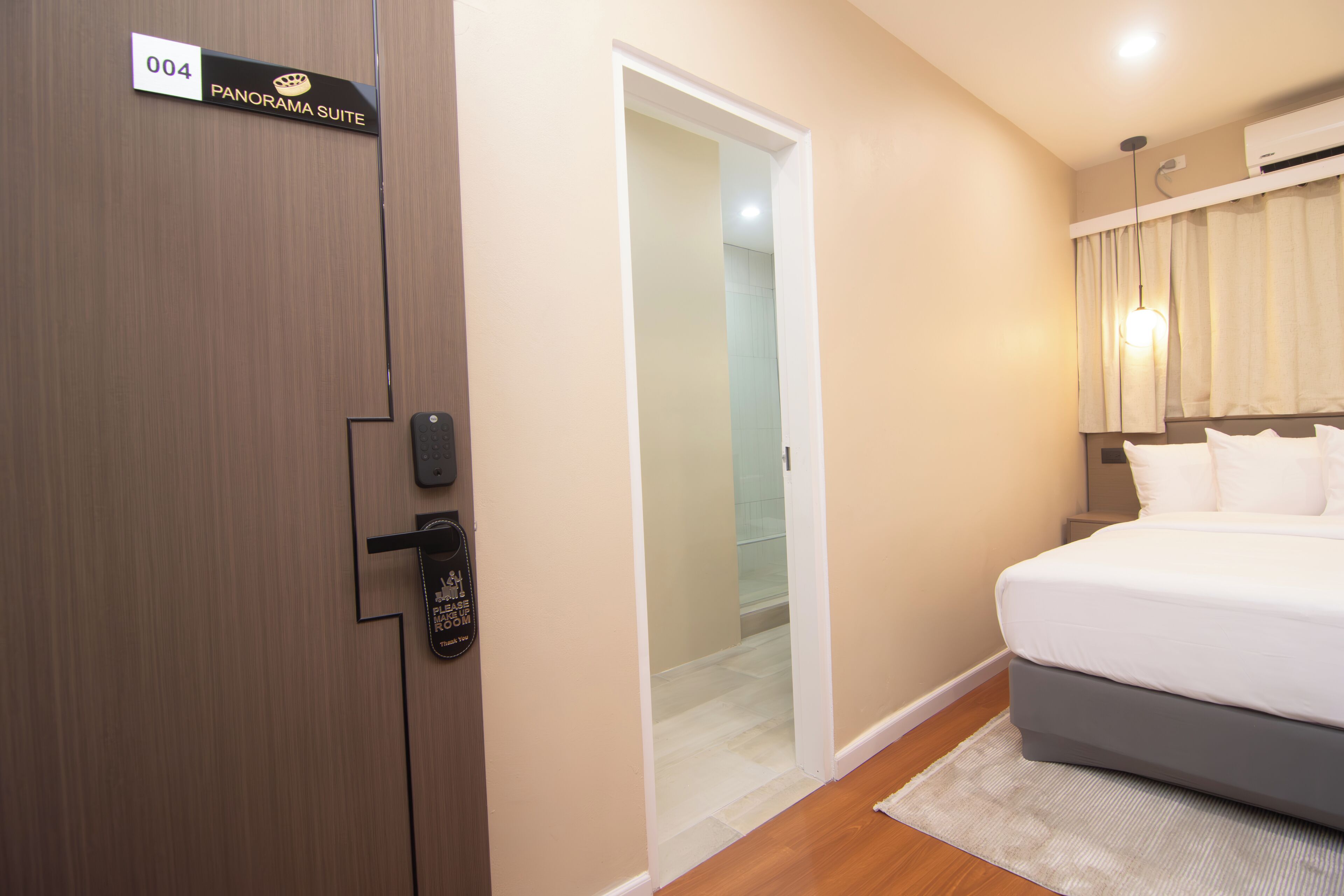 Quarto casal clássico, vista para a cidade | Cortinas blackout, ferros/tábuas de passar roupa, Wi-Fi de cortesia