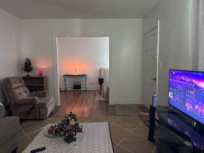 Cool 2-bedroom house with AC in charming Cleveland