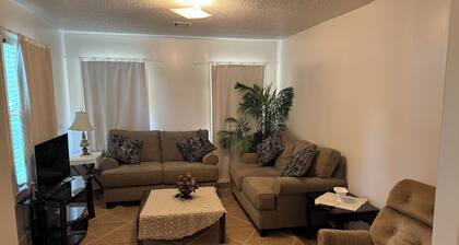 Cool 2-bedroom house with AC in charming Cleveland