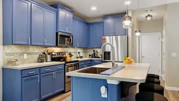 Een microgolfoven, een oven, een kookplaat, een vaatwasser