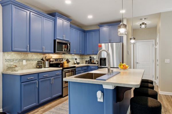 Mikrobølgeovn, ovn, kokeplater og oppvaskmaskin