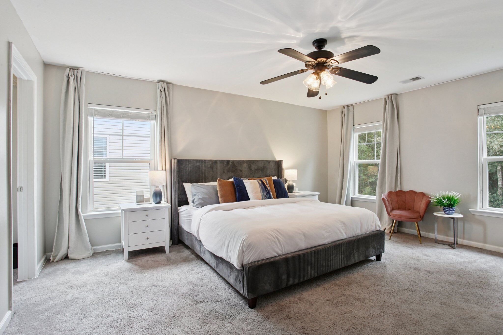 4 bedrooms, iron/ironing board, WiFi, bed sheets