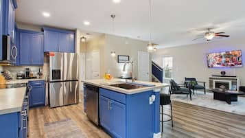 Een microgolfoven, een oven, een kookplaat, een vaatwasser