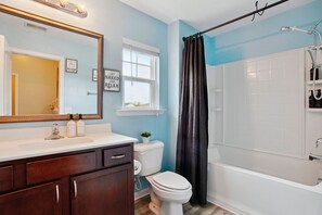 Hair dryer, towels, soap, toilet paper - Spacious 4-BR Pooler Retreat — Minutes to Downtown Savannah & Tybee (Savannah)