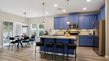 Een microgolfoven, een oven, een kookplaat, een vaatwasser