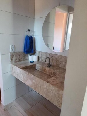 Assecador de cabells, tovalloles, sabó i paper higiènic 