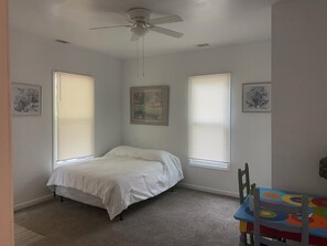 3 bedrooms, iron/ironing board, Internet, bed sheets