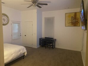 3 bedrooms, iron/ironing board, Internet, bed sheets - Charming 3-bedroom house in fantastic Newnan with AC. 25 minutes from airport. (Newnan)