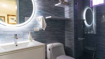 Dusche, Haartrockner, Handtücher, Seife