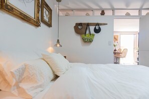 Tabla de planchar con plancha, wifi gratis y ropa de cama