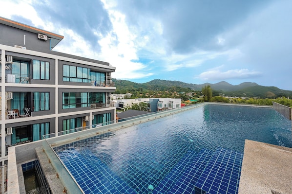 Una piscina al aire libre