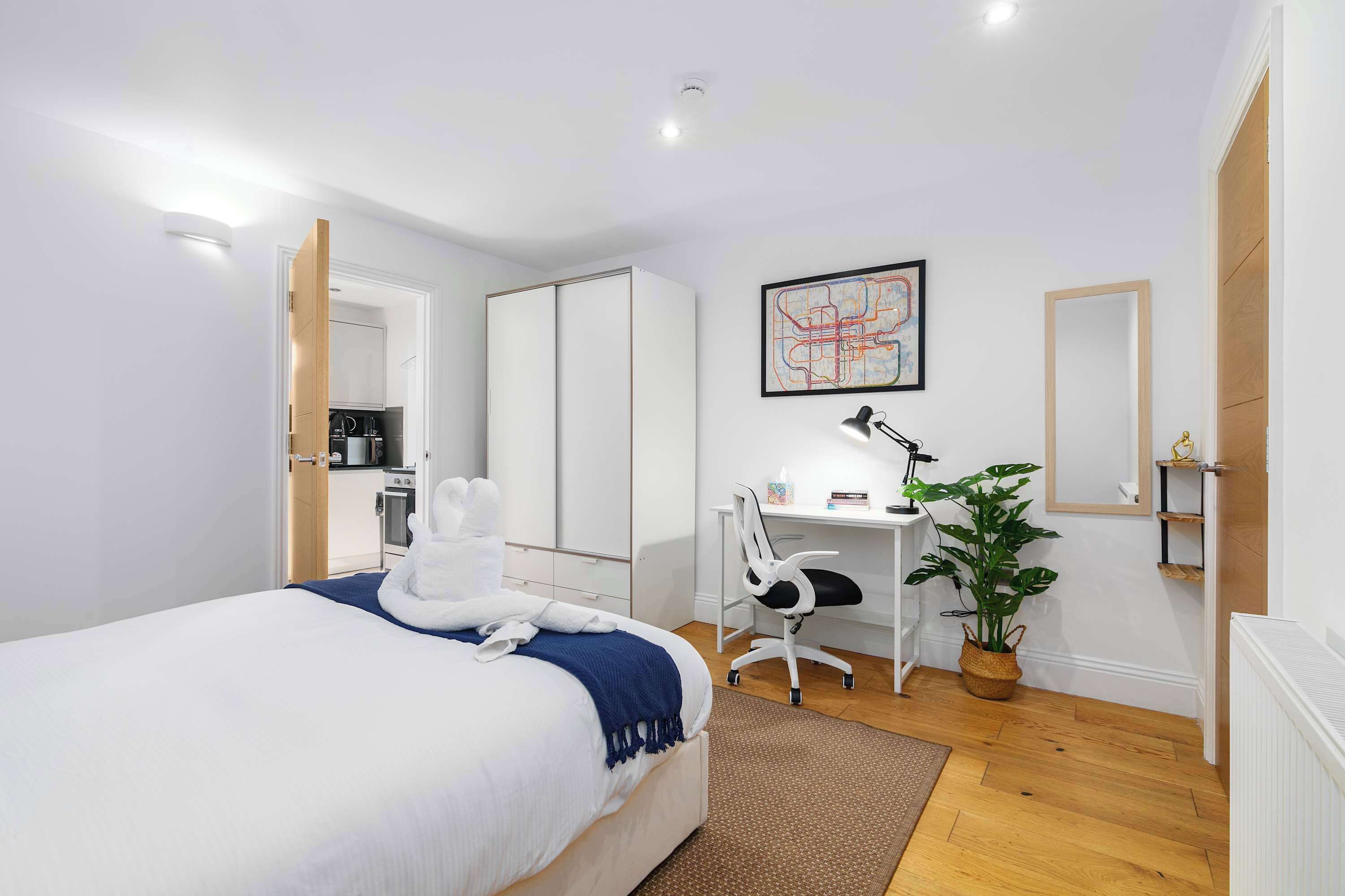 1 chambre, fer et planche à repasser, lit de bébé portatif
