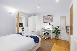 1 habitación, tabla de planchar con plancha y cuna de viaje