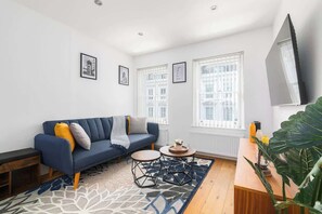 Smart TV, offices - Modern Shoreditch Apartment with Balcony Sleeps 4 (Greater London)