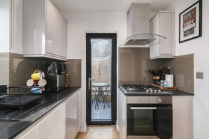 Réfrigérateur, four à micro-ondes, un four, surface de cuisson